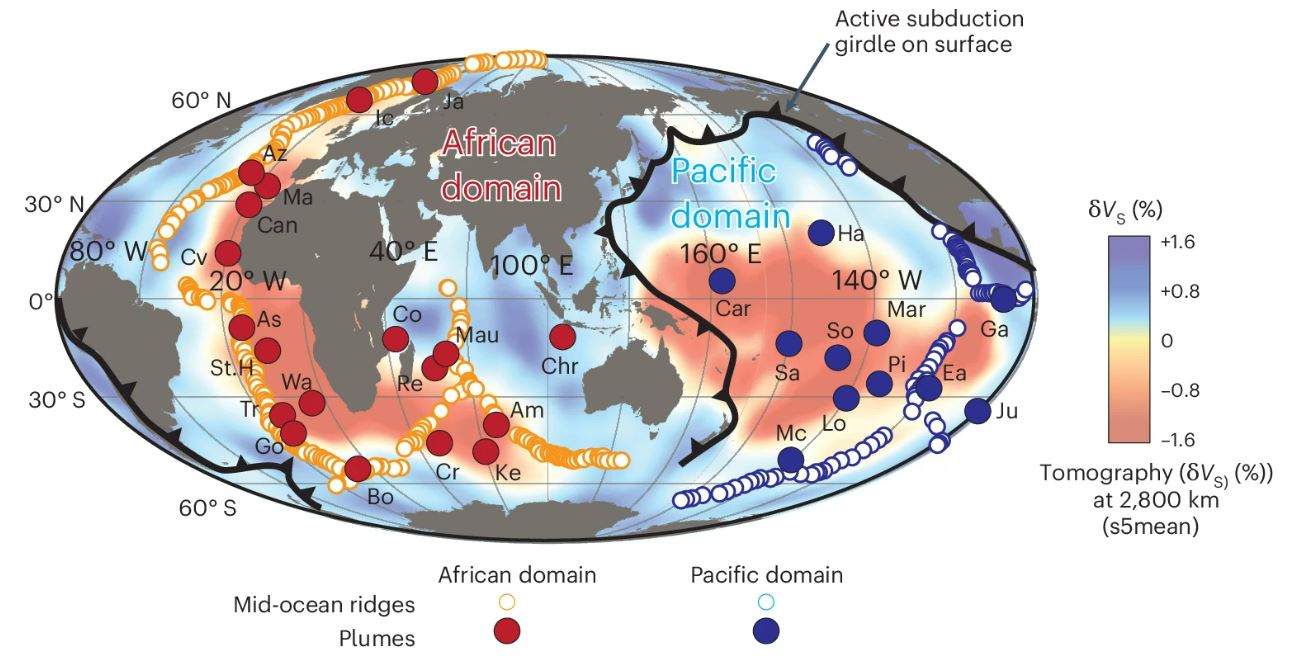 На карте показаны положения двух мантийных доменов, их соответствующие LLSVP и пояс субдукции вокруг Тихого океана (толстая чёрная линия). Источник: Nature Geoscience.