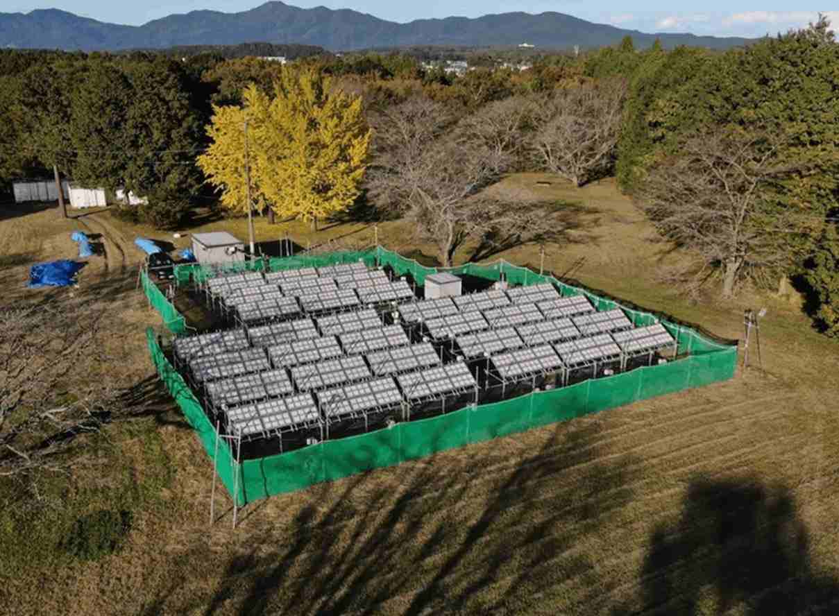 Вид с воздуха на работающую систему фотокатализаторов площадью 100 м2 для производства солнечного водорода. Система состоит из 1600 панельных реакторов (каждый площадью 625 см2), где 48 панельных реакторов объединены в модуль площадью 3 м2, а 33 и одна треть (33 + 1/3) модулей соединены в одну систему. Панельный реактор соединён с установкой для разделения газов.