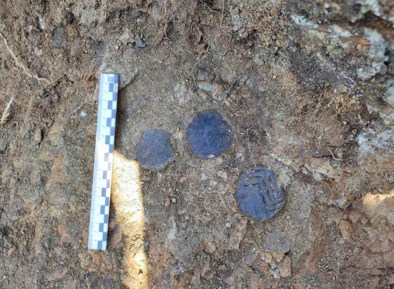 Найденные в шахте керамические диски. Фото опубликовано на сайте ЮУрГУ