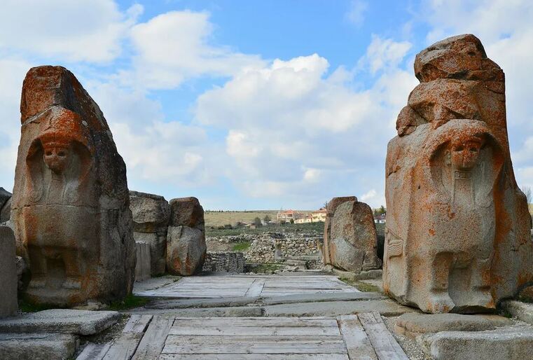 Ворота со сфинксами в Аладжа-Хююке (Турция, ил Чорум) — памятник хеттской цивилизации (XIV в. до н. э.), состоящий из андезитовых блоков с рельефами (бык на пьедестале, сцены с королём и королевой)