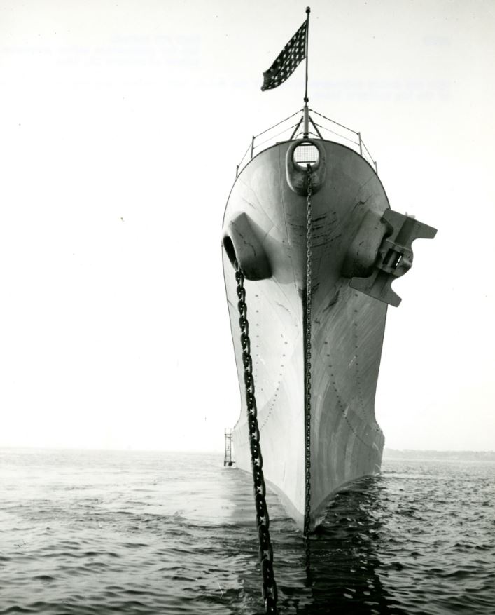 Носовая часть USS Iowa. 26 октября 1944 года. Фотография предоставлена Charles Ives. Он унаследовал эту фотографию от своего друга, который служил лётчиком в военно-воздушных силах и был демобилизован в звании майора в 1945 году.