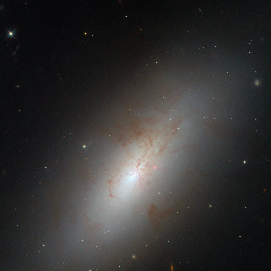 Космическое фото недели: двуликая галактика NGC 4694